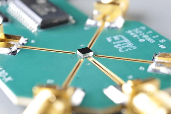 شبیه سازی RF MEMS Switch